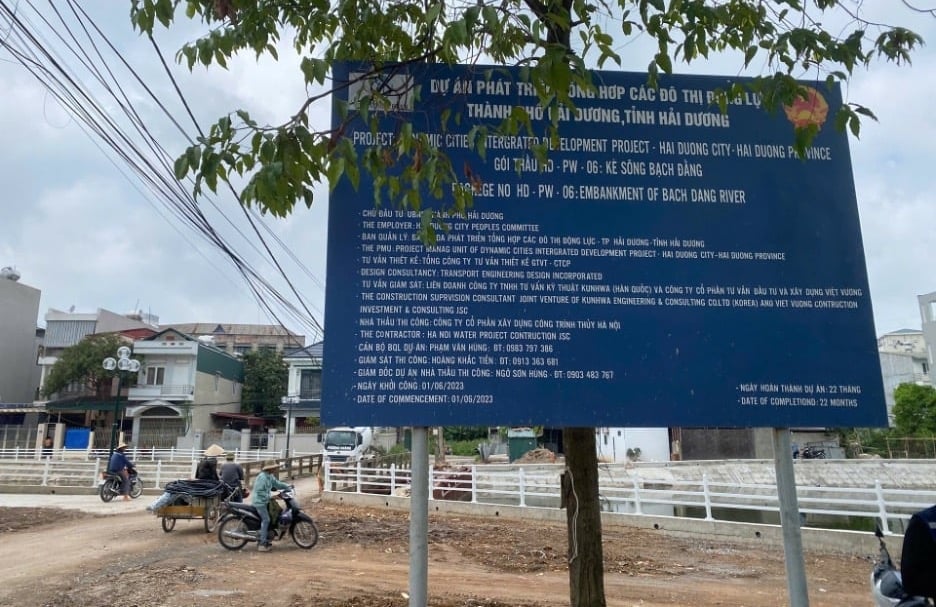 Gói thầu HD-PW-06 thi công tuyến kè sông Bạch Đằng do UBND TP Hải Dương cũ, khi thực hiện sắp xếp chính quyền địa phương 2 cấp được điều chỉnh chủ đầu tư từ UBND TP Hải Dương sang Ban QLDA đầu tư xây dựng tỉnh. Ảnh: Thiên Trường.