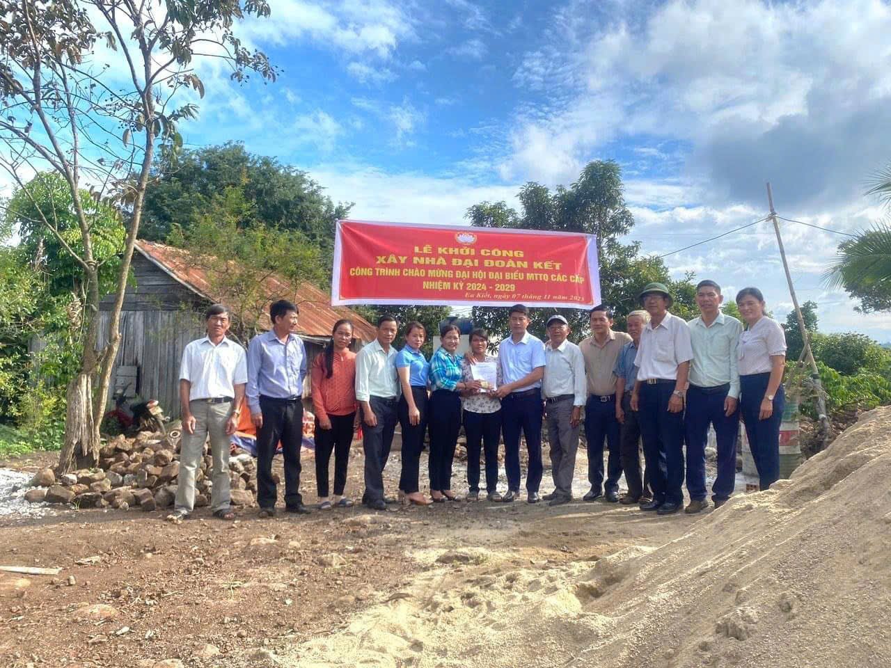 Khởi công xây dựng nhà đại đoàn kết, giúp bà con mau chóng ổn định cuộc sống và phát triển kinh tế trên địa bàn xã Ea Kiết. Ảnh: Tuấn Trần. Khởi công xây dựng nhà đại đoàn kết, giúp bà con mau chóng ổn định cuộc sống và phát triển kinh tế trên địa bàn xã Ea Kiết. Ảnh: Tuấn Trần.