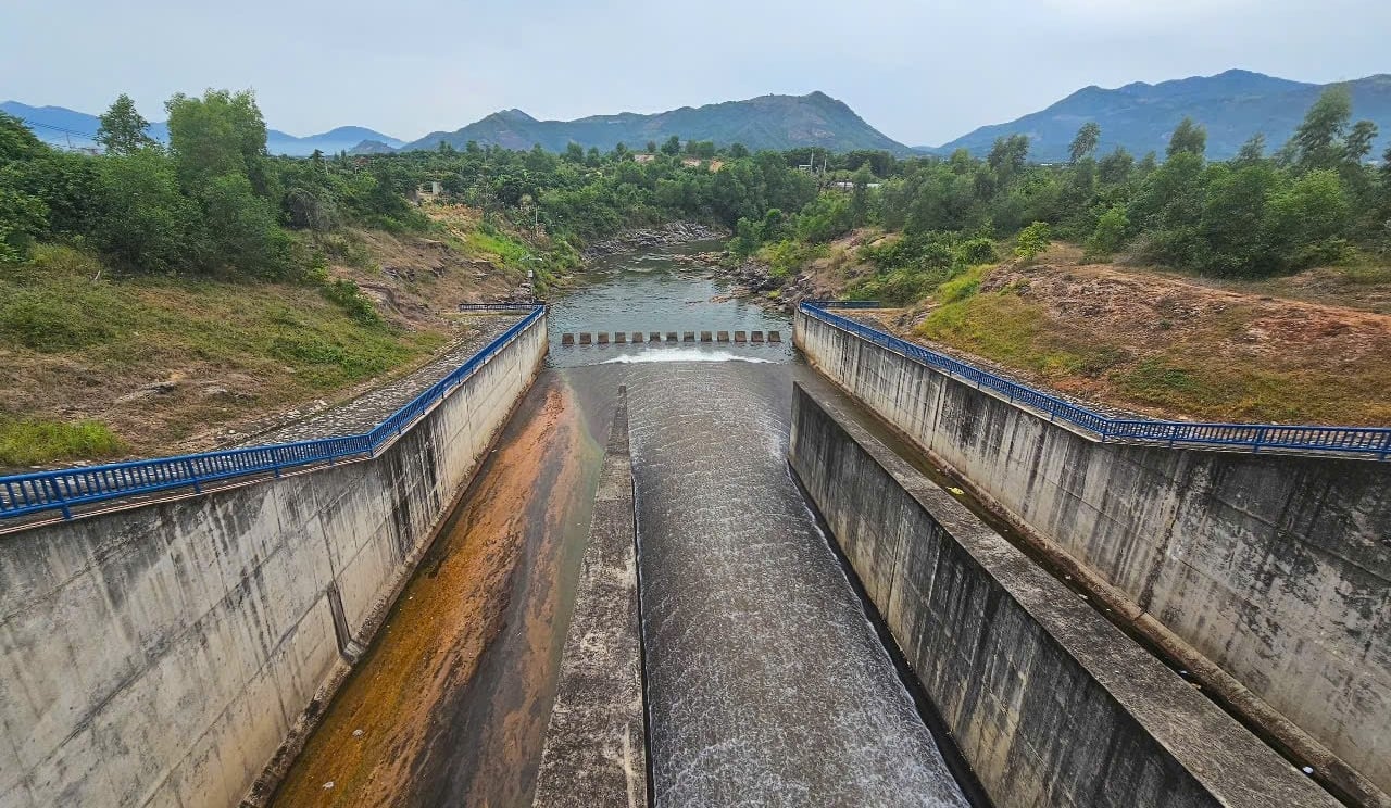 Hồ Suối Dầu điều tiết nước phục vụ sản xuất lúa hè thu 2025. Ảnh: Kim Sơ. Hồ Suối Dầu điều tiết nước phục vụ sản xuất lúa hè thu 2025. Ảnh: Kim Sơ.