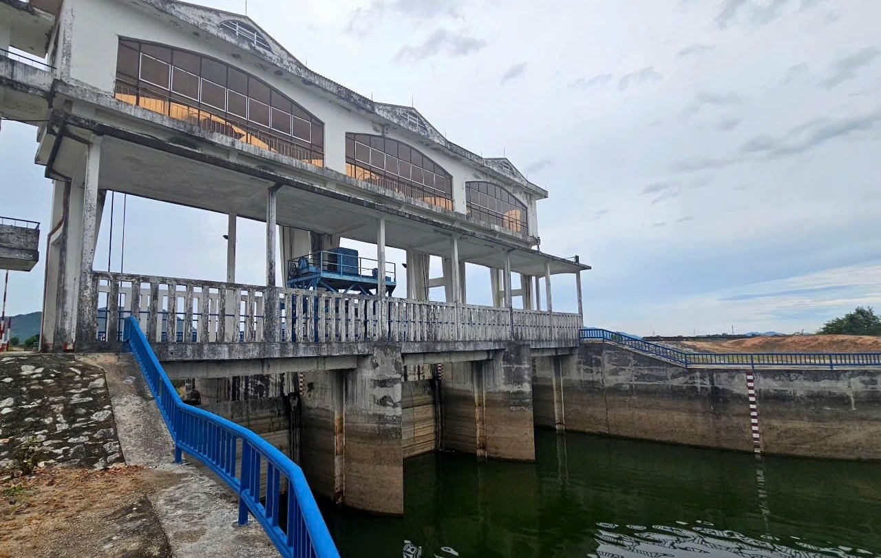 Nguồn nước các hồ chứa hiện dồi dào, đảm bảo phục vụ tưới lúa hè thu đến cuối vụ. Ảnh: Kim Sơ. Nguồn nước các hồ chứa hiện dồi dào, đảm bảo phục vụ tưới lúa hè thu đến cuối vụ. Ảnh: Kim Sơ.
