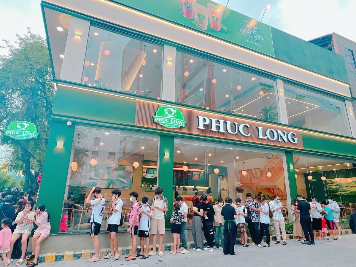 Các bạn trẻ trải nghiệm sản phẩm của Phúc Long. Ảnh: Masan. Các bạn trẻ trải nghiệm sản phẩm của Phúc Long. Ảnh: Masan.