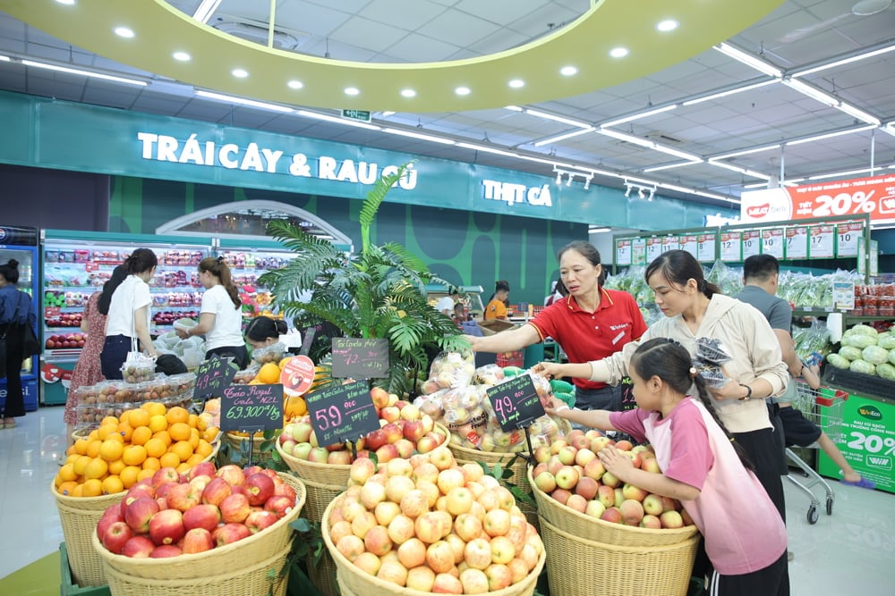 Khách hàng trải nghiệm không gian mua sắm nông sản tươi mát tại WinMart. Ảnh: Masan. Khách hàng trải nghiệm không gian mua sắm nông sản tươi mát tại WinMart. Ảnh: Masan.