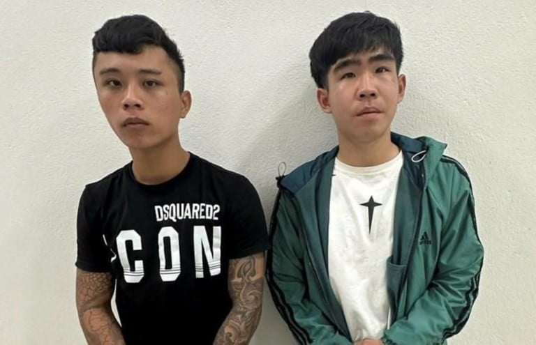 Đối tượng Bảo (bên trái) và Phúc tại cơ quan Công an. Ảnh: Công an phường Hội An Đông.