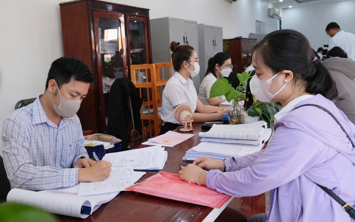 Nhiều thủ tục mới trong chính quyền hai cấp khiến địa phương lúng túng. Ảnh: UBND TP.HCM. Nhiều thủ tục mới trong chính quyền hai cấp khiến địa phương lúng túng. Ảnh: UBND TP.HCM.