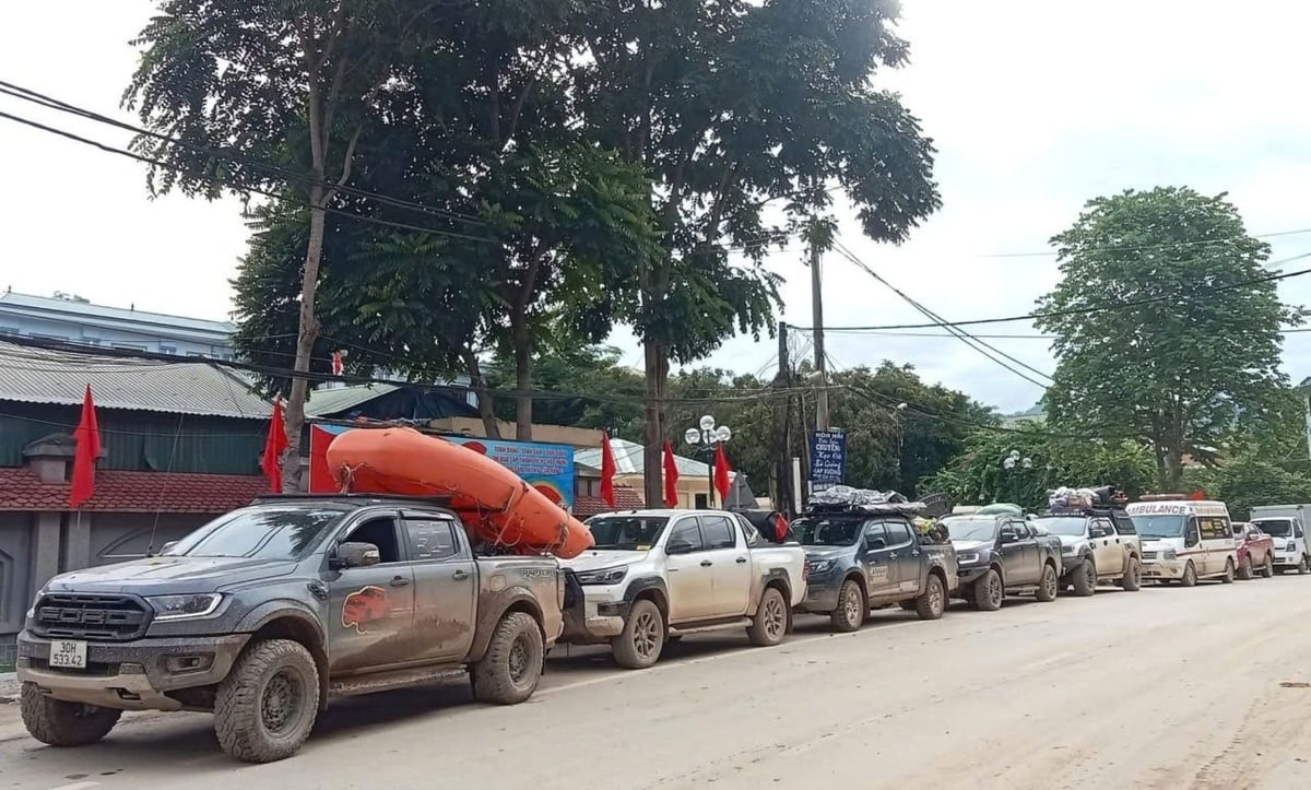 Hàng dài đoàn xe cứu trợ vẫn đang nối đuôi nhau đến với bà con vùng lũ. Ảnh: Phạm Tuân. Hàng dài đoàn xe cứu trợ vẫn đang nối đuôi nhau đến với bà con vùng lũ. Ảnh: Phạm Tuân.