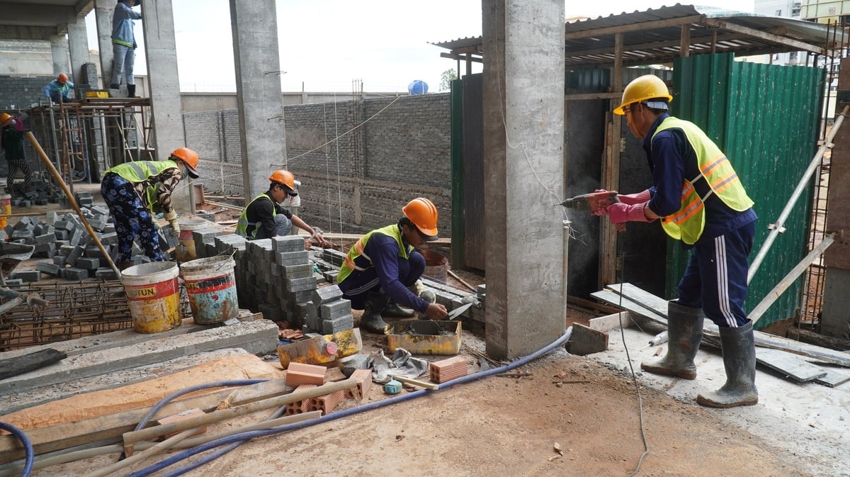 Công nhân gấp rút thi công phần hoàn thiện tầng trệt công trình Trạm kiểm dịch động vật, đảm bảo tiến độ dù gặp nhiều trở ngại do thời tiết mùa mưa. Ảnh: Trần Phi. Công nhân gấp rút thi công phần hoàn thiện tầng trệt công trình Trạm kiểm dịch động vật, đảm bảo tiến độ dù gặp nhiều trở ngại do thời tiết mùa mưa. Ảnh: Trần Phi.