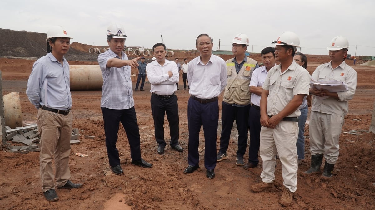 Thứ trưởng Phùng Đức Tiến (giữa) khảo sát thực tế tiến độ xây dựng Trạm kiểm dịch động vật tại Cảng hàng không quốc tế Long Thành. Ảnh: Trần Phi. Thứ trưởng Phùng Đức Tiến (giữa) khảo sát thực tế tiến độ xây dựng Trạm kiểm dịch động vật tại Cảng hàng không quốc tế Long Thành. Ảnh: Trần Phi.