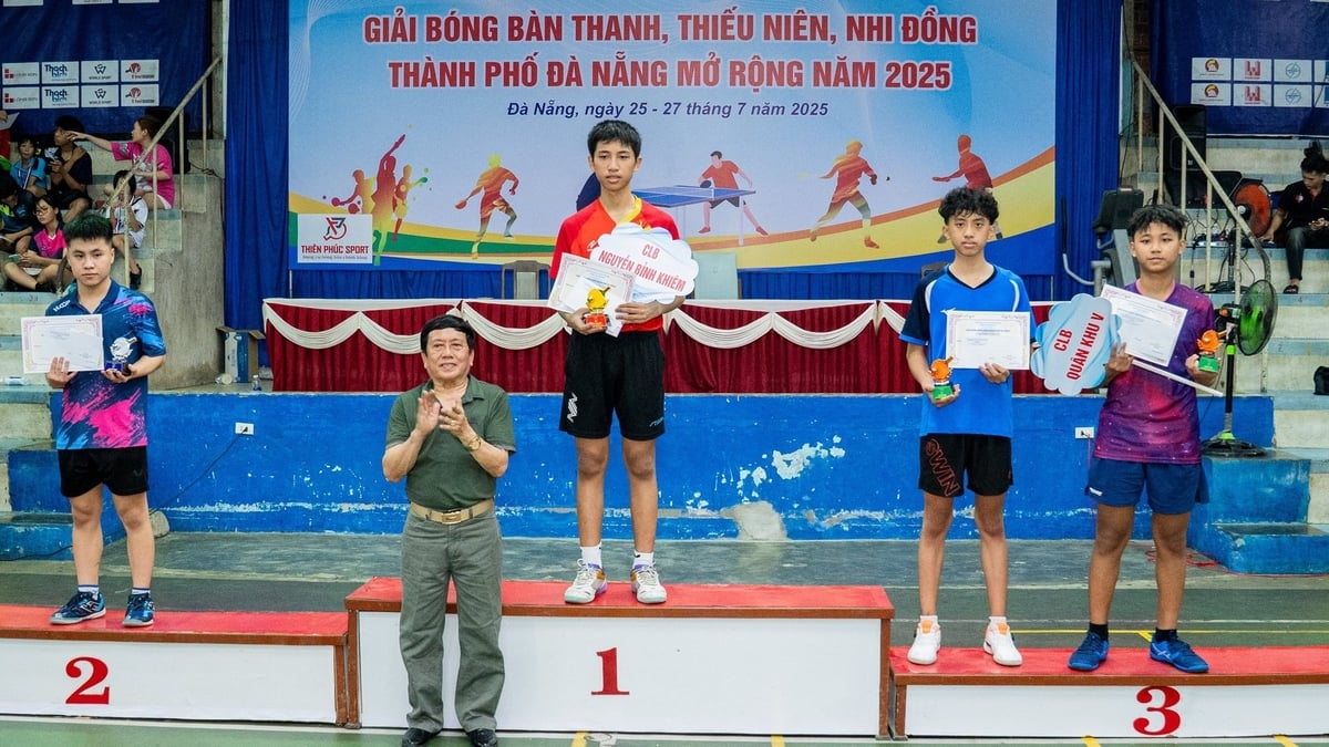 Trao giải cho các vận động viên nội dung đơn nam tại Giải Bóng bàn Thanh, Thiếu niên, Nhi đồng TP. Đà Nẵng mở rộng năm 2025. Ảnh: Phạm Huy. Trao giải cho các vận động viên nội dung đơn nam tại Giải Bóng bàn Thanh, Thiếu niên, Nhi đồng TP. Đà Nẵng mở rộng năm 2025. Ảnh: Phạm Huy.