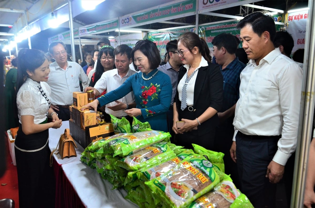 Lãnh đạo Sở Nông nghiệp và Môi trường Hà Nội thăm gian hàng trưng bày các sản phẩm OCOP. Ảnh: Đinh Thanh Huyền.