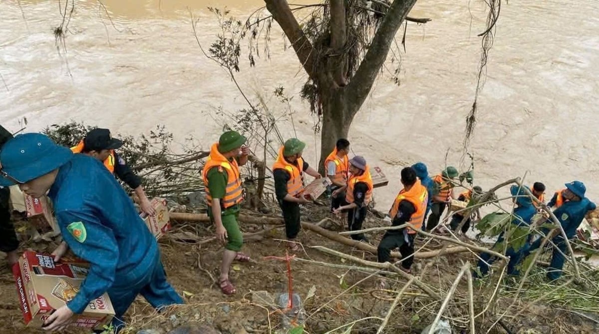 Những khu vực đường bộ bị chia cắt, chính quyền, lực lượng chức năng, tổ chức thiện nguyện chuyển sang tiếp tế nhu yếu phẩm bằng đường sông. Ảnh: Phạm Tuân. Những khu vực đường bộ bị chia cắt, chính quyền, lực lượng chức năng, tổ chức thiện nguyện chuyển sang tiếp tế nhu yếu phẩm bằng đường sông. Ảnh: Phạm Tuân.