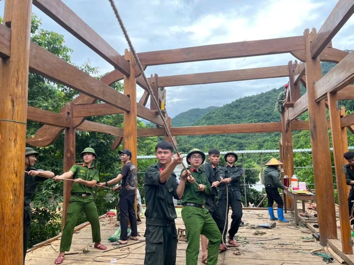 Giúp người dân dựng lại nhà một cách khẩn trương nhất. Ảnh: Phạm Tuân. Giúp người dân dựng lại nhà một cách khẩn trương nhất. Ảnh: Phạm Tuân.