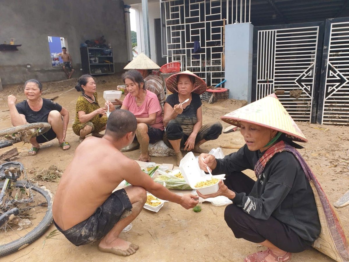 Những hộp cơm ấm áp nghĩa tình được đưa đến hỗ trợ bà con. Ảnh: Đình Tiệp. Những hộp cơm ấm áp nghĩa tình được đưa đến hỗ trợ bà con. Ảnh: Đình Tiệp.