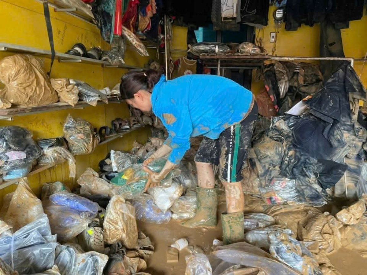 Trận lũ lụt gây thiệt hại về tài sản rất lớn, nhiều hộ gia đình lâm vào cảnh trắng tay. Ảnh: Phạm Tuân. Trận lũ lụt gây thiệt hại về tài sản rất lớn, nhiều hộ gia đình lâm vào cảnh trắng tay. Ảnh: Phạm Tuân.