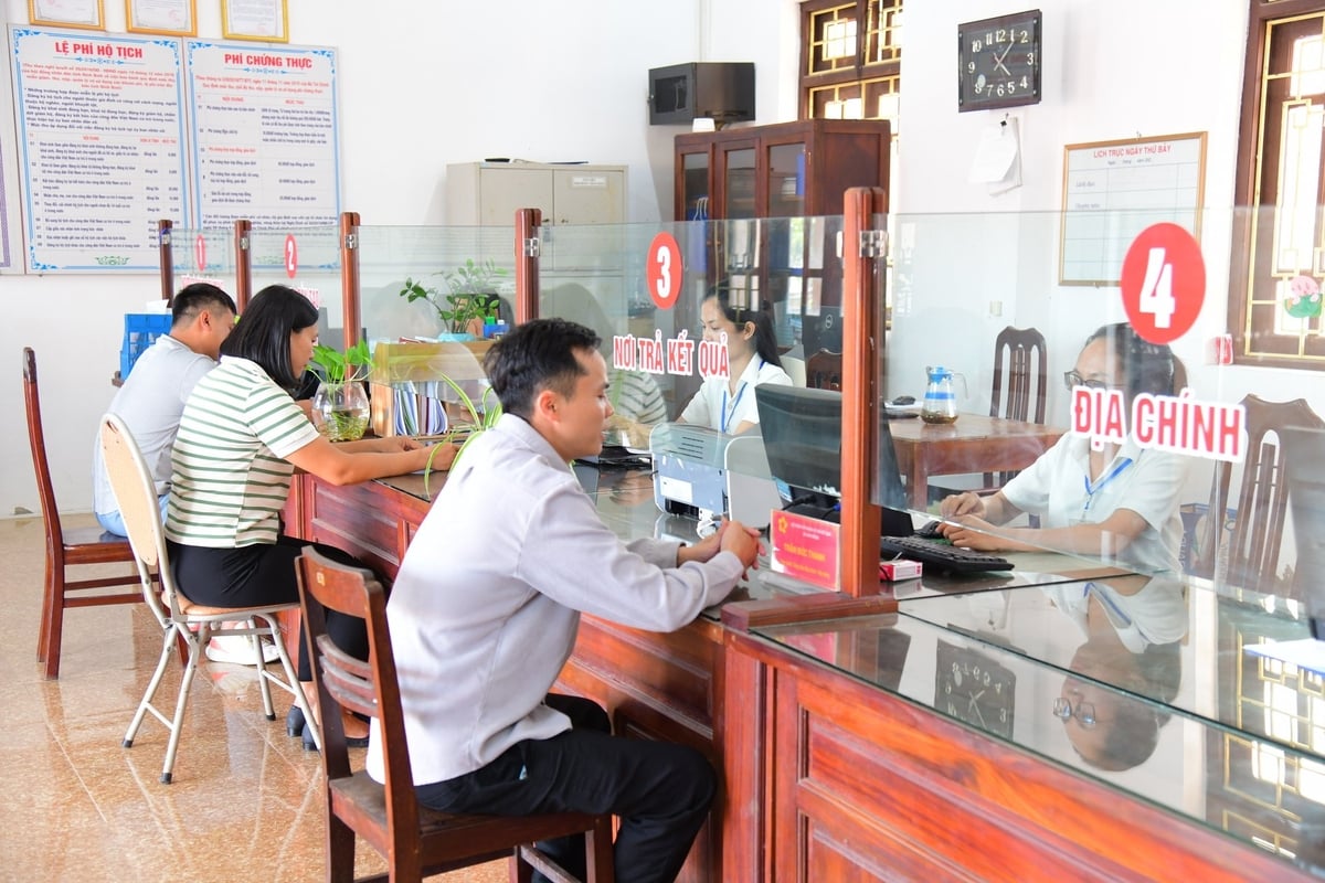 Bộ Chính trị, Ban Bí thư yêu cầu các địa phương tiếp tục triển khai các nhiệm vụ hoàn thiện tổ chức bộ máy và hoạt động của mô hình chính quyền địa phương 2 cấp. Ảnh: Minh Hoàng. Bộ Chính trị, Ban Bí thư yêu cầu các địa phương tiếp tục triển khai các nhiệm vụ hoàn thiện tổ chức bộ máy và hoạt động của mô hình chính quyền địa phương 2 cấp. Ảnh: Minh Hoàng.