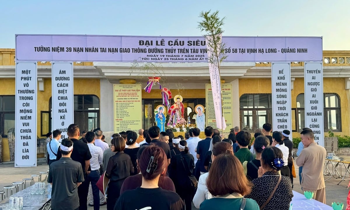 Nhiều người dân đến dự đại lễ cầu siêu. Ảnh: Cường Vũ.