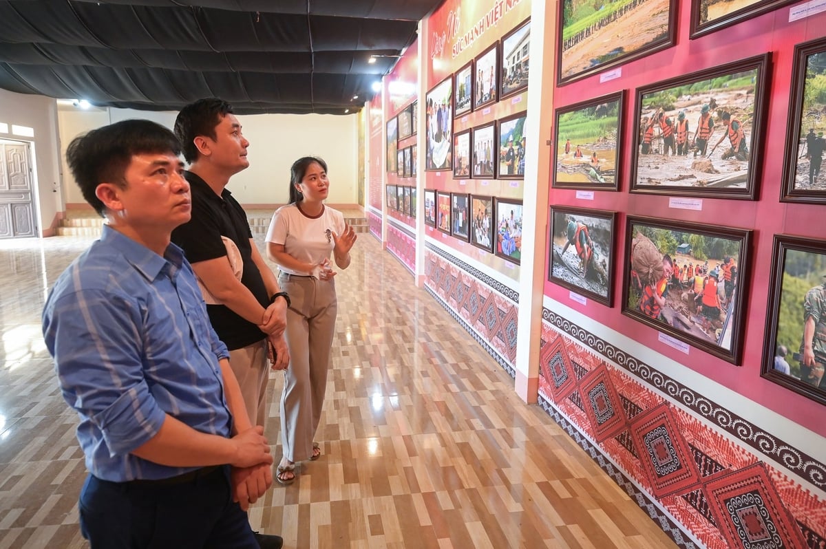 Kim giới thiệu về những gì Làng Nủ đã phải trải qua và vượt qua. Ảnh: Tùng Đinh.