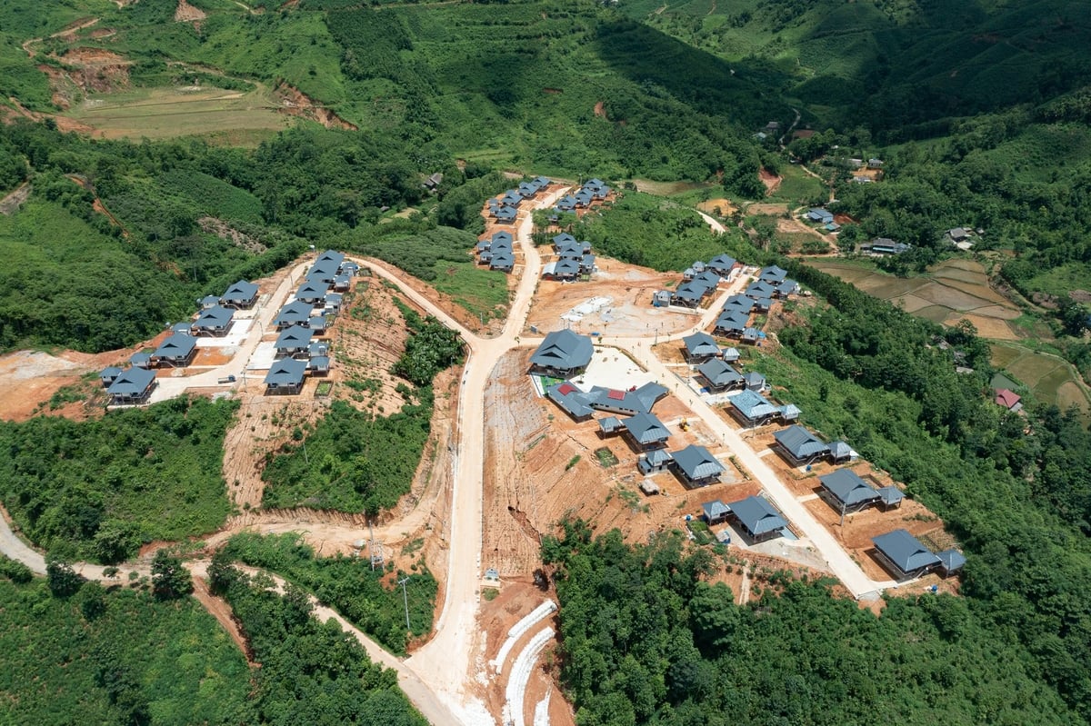 Làng Nủ mới, như chiếc lá mở ra trên Đồi Sim của núi rừng Tây Bắc. Ảnh: Tùng Đinh.