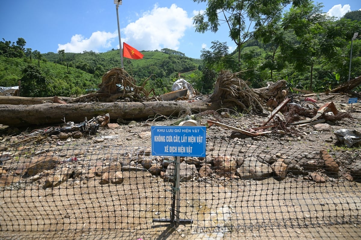Hiện vật - dấu vết của trận lũ sáng 10/9 xảy ra tại Làng Nủ được trưng bày bên ngoài nhà văn hóa để mỗi người đến đây có thể phần nào hình dung  được sự tàn khốc của thiên tai. Ảnh: Tùng Đinh.