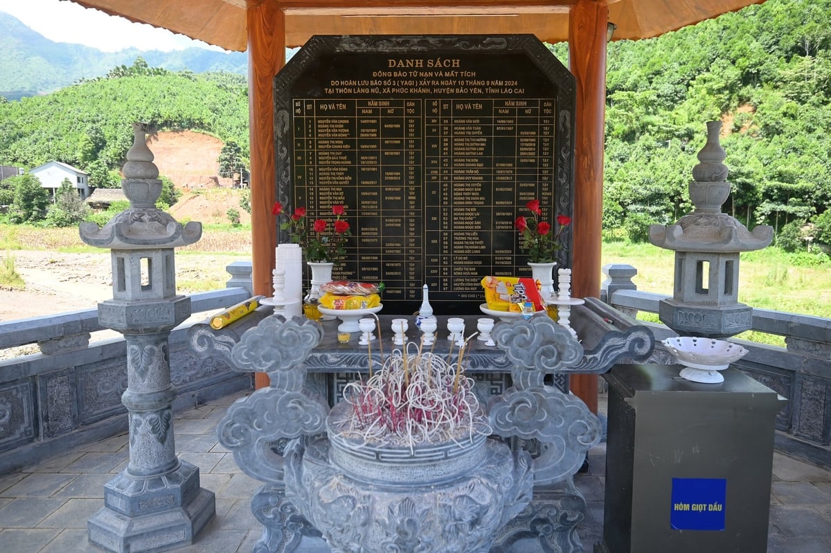 Nhà bia tưởng niệm 67 người chết và mất tích sau trận lũ quét ở Làng Nủ. Ảnh: Tùng Đinh.