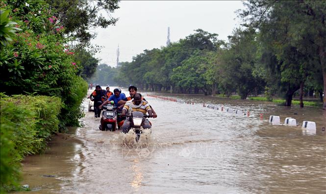 Cảnh ngập lụt tại thủ đô New Delhi, Ấn Độ. Ảnh: THX/TTXVN.