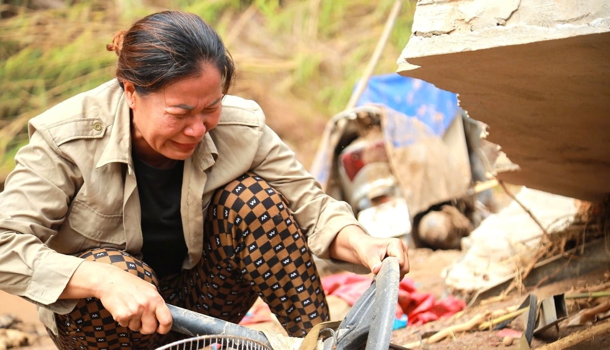 Chị Vi Thị Ỏn khóc như mưa trước biến cố quá lớn. Ảnh: Ngọc Linh.