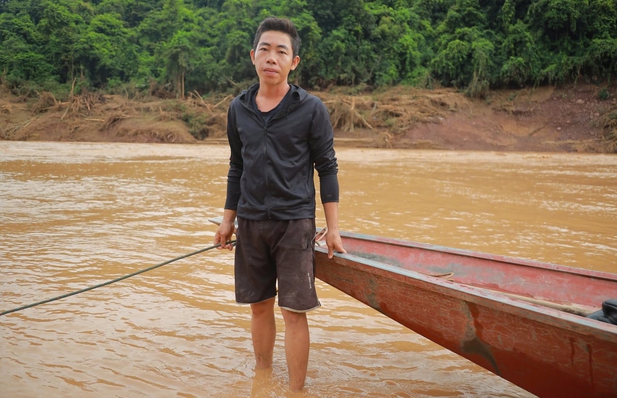 Lãnh trách nhiệm chở hàng là Kha Văn Mây, một người con của bản Piêng Mựt. Ảnh: Ngọc Linh. Lãnh trách nhiệm chở hàng là Kha Văn Mây, một người con của bản Piêng Mựt. Ảnh: Ngọc Linh.
