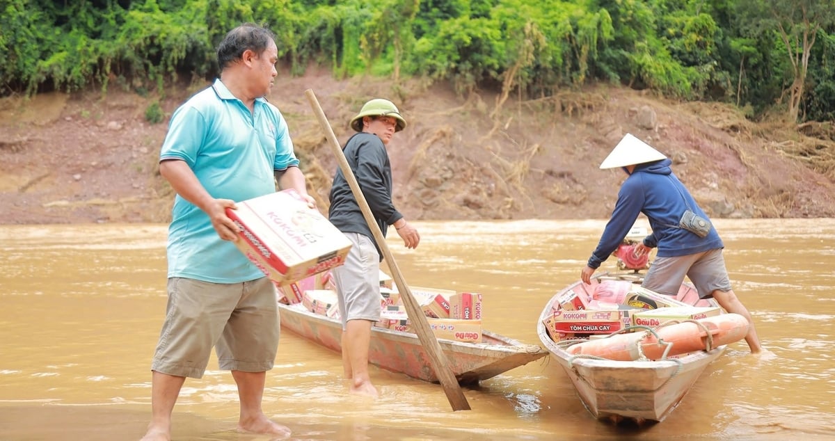Nhu yếu phẩm được vận chuyển lên xuồng để đưa về cho bà con vùng lũ. Ảnh: Ngọc Linh. Nhu yếu phẩm được vận chuyển lên xuồng để đưa về cho bà con vùng lũ. Ảnh: Ngọc Linh.