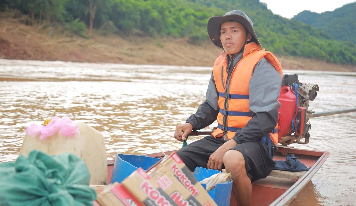 Vì đồng bào, Vi Văn Sơn không ngại hiểm nguy. Ảnh: Ngọc Linh. Vì đồng bào, Vi Văn Sơn không ngại hiểm nguy. Ảnh: Ngọc Linh.