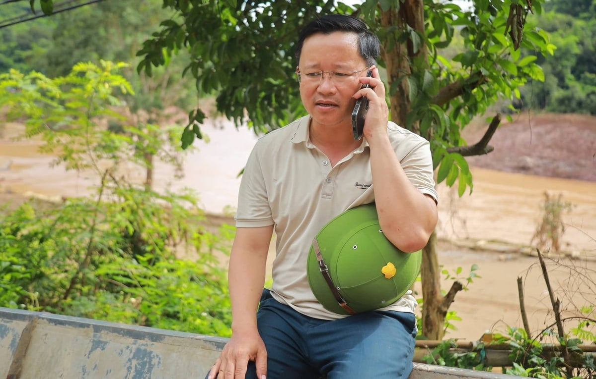 Điện thoại của ông Nguyên đổ chuông liên hồi, bên kia đường dây là các nhà hảo tâm hỏi han tình hình. Ảnh: Ngọc Linh. Điện thoại của ông Nguyên đổ chuông liên hồi, bên kia đường dây là các nhà hảo tâm hỏi han tình hình. Ảnh: Ngọc Linh.