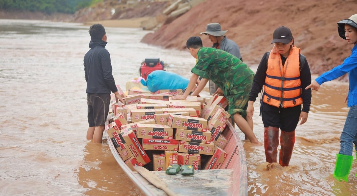 Nếu bó gối ngồi chờ thì dân bản sẽ đói, bắt buộc chính quyền xã Nhôn Mai phải chủ động đi trước một bước để tiếp nhận hàng cứu trợ. Ảnh: Ngọc Linh. Nếu bó gối ngồi chờ thì dân bản sẽ đói, bắt buộc chính quyền xã Nhôn Mai phải chủ động đi trước một bước để tiếp nhận hàng cứu trợ. Ảnh: Ngọc Linh.