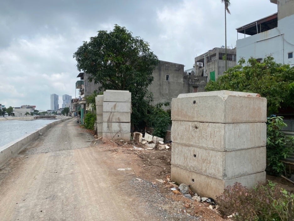 Nhiều vị trí mương dẫn nước, hộp kỹ thuật đúc sẵn bị bỏ ngổn ngang, không có dấu hiệu kết nối hạ tầng. Ảnh: Thiên Trường.