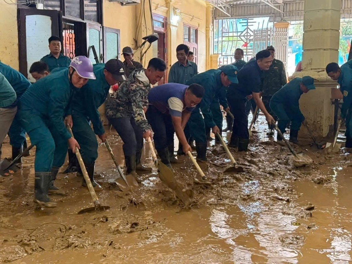 Lực lượng tuyến đầu gồm công an, bộ đội... đang căng mình giúp sức cho bà con trong nhiều ngày nay. Ảnh: Phạm Tuân. Lực lượng tuyến đầu gồm công an, bộ đội... đang căng mình giúp sức cho bà con trong nhiều ngày nay. Ảnh: Phạm Tuân.