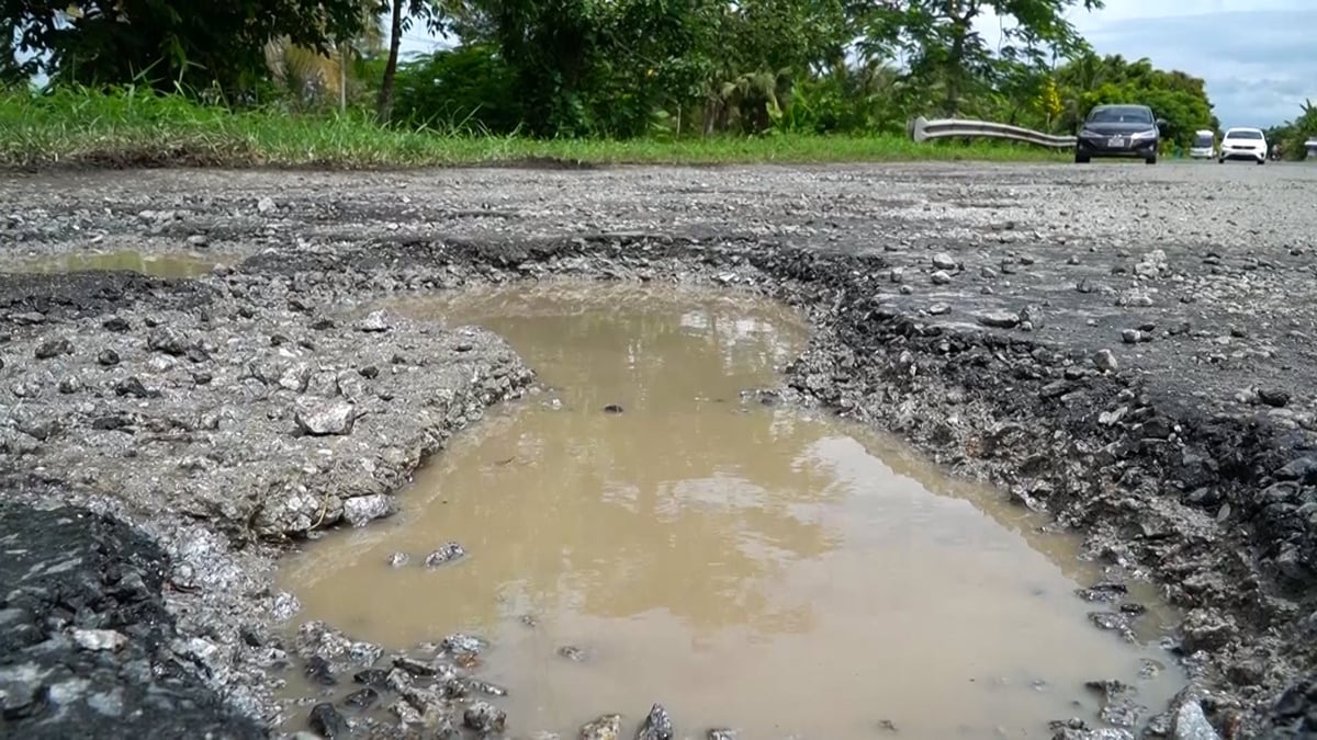 Quốc lộ 61, đoạn Bến Nhứt – Sóc Ven thuộc tỉnh An Giang đang xuống cấp, hư hỏng nặng, gây khó khăn và nguy hiểm cho các phương tiện khi tham gia giao thông. Ảnh: Văn Vũ.