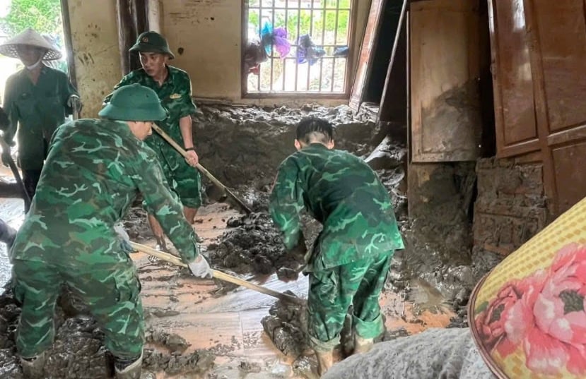 Quân khu 4 đã huy động hàng nghìn cán bộ, chiến sĩ bám địa bàn hỗ trợ người dân vùng lũ Nghệ An. Ảnh: Lam Lam. Quân khu 4 đã huy động hàng nghìn cán bộ, chiến sĩ bám địa bàn hỗ trợ người dân vùng lũ Nghệ An. Ảnh: Lam Lam.