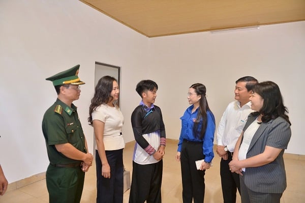 Thào A De, Thôn Phìn Chải 2: 'Được về nhà mới là niềm vui của tôi cũng như người dân 28 ngôi nhà mà Hòa Phát tài trợ. Cuộc sống mới bình yên đã đến với bà con nơi đây'. Ảnh: Hòa Phát.