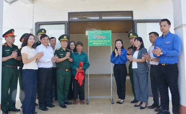 Bà Trần Thị Thu Hiền, Phó Tổng giám đốc Tập đoàn Hòa Phát (thứ hai bên trái) cùng đại diện các cơ quan, đơn vị kéo biển khánh thành ngôi nhà ông Thào A Giấy. Ảnh: Hòa Phát.
