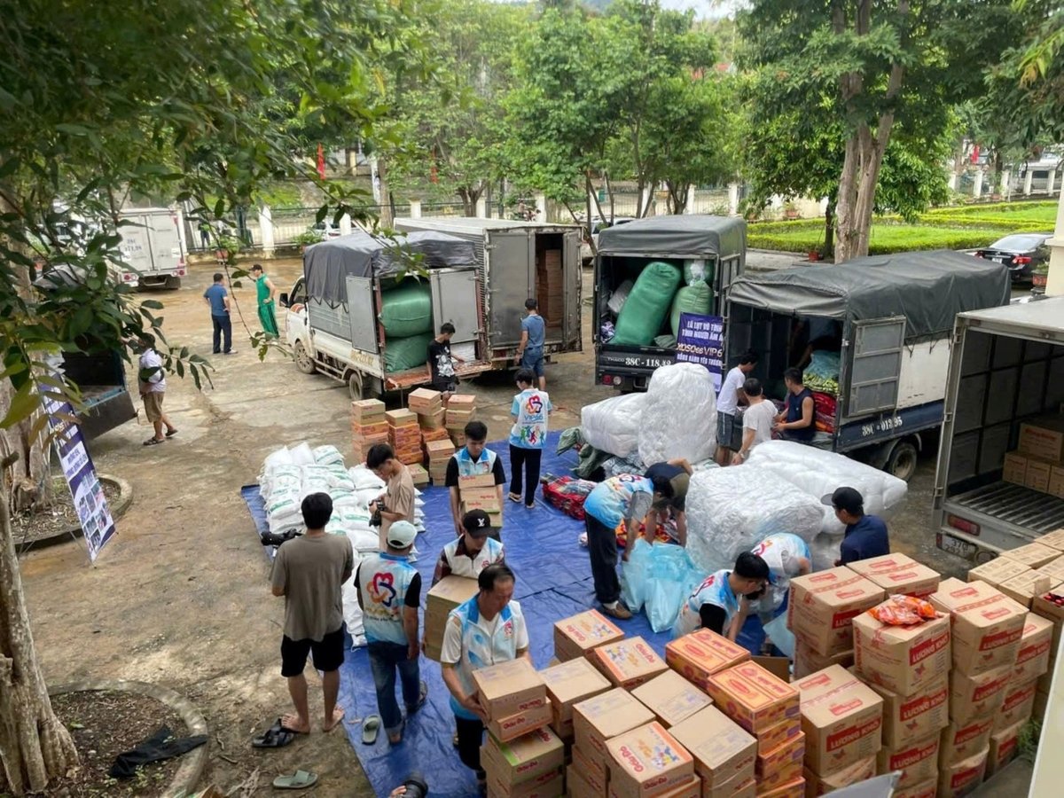Các đoàn từ thiện hướng về vùng lũ Nghệ An. Ảnh: Phạm Tuân. Các đoàn từ thiện hướng về vùng lũ Nghệ An. Ảnh: Phạm Tuân.