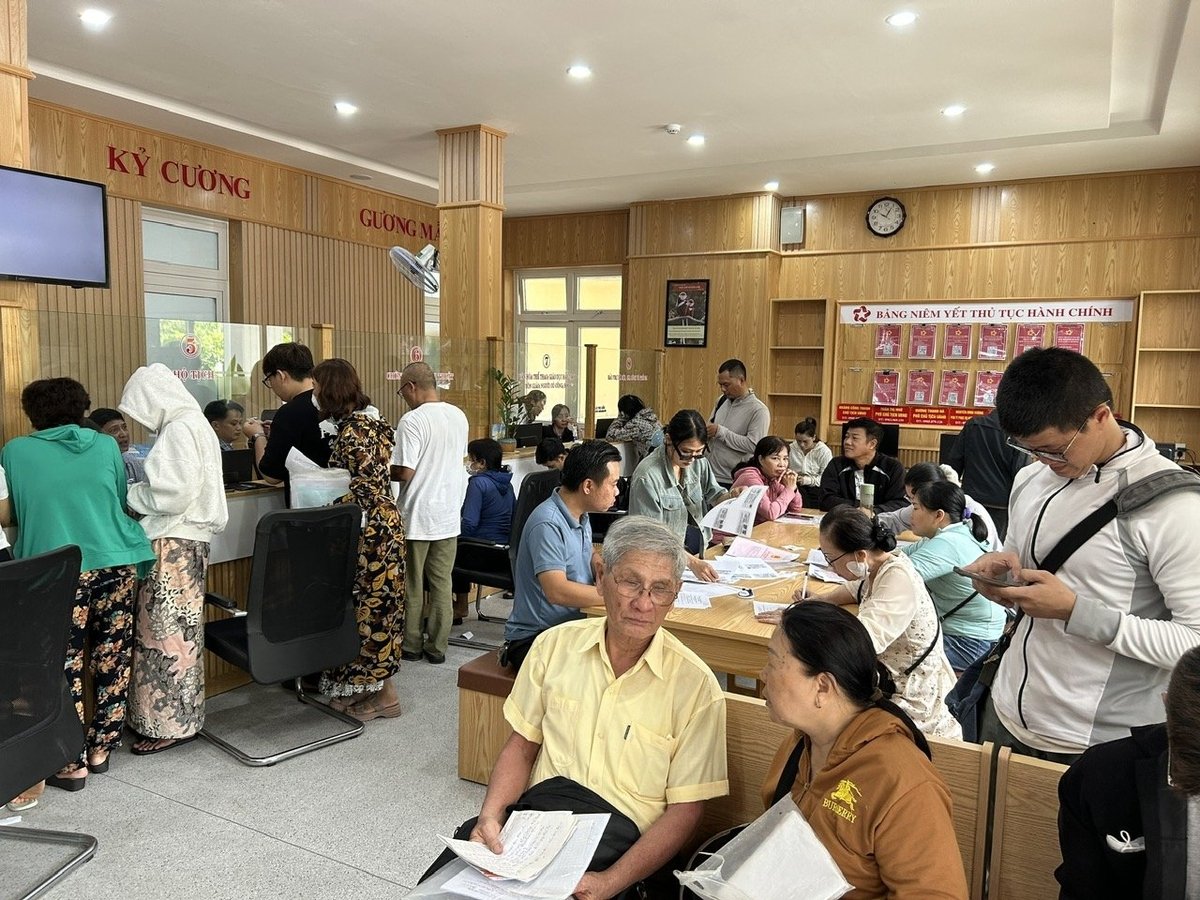 Các Trung tâm phục vụ hành chính công tại Đà Nẵng thường xuyên quá tải công dân đến làm thủ tục hành chính về đăng ký đất đai. Ảnh: Lan Anh.