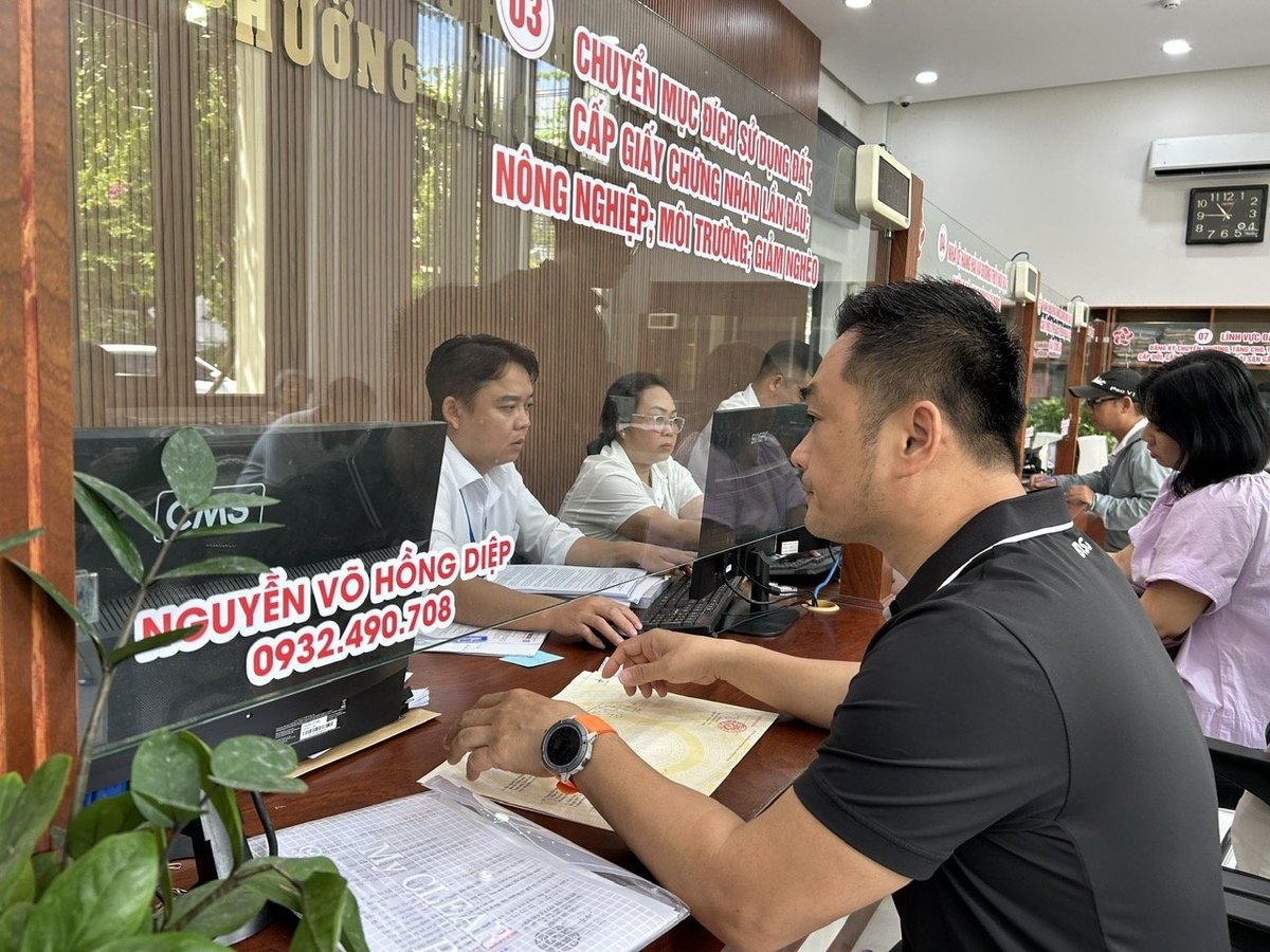 Văn phòng Đăng ký đất đai TP Đà Nẵng không thể bố trí đủ người ở tất cả 93 phường, xã trên địa bàn. Ảnh: Lan Anh.
