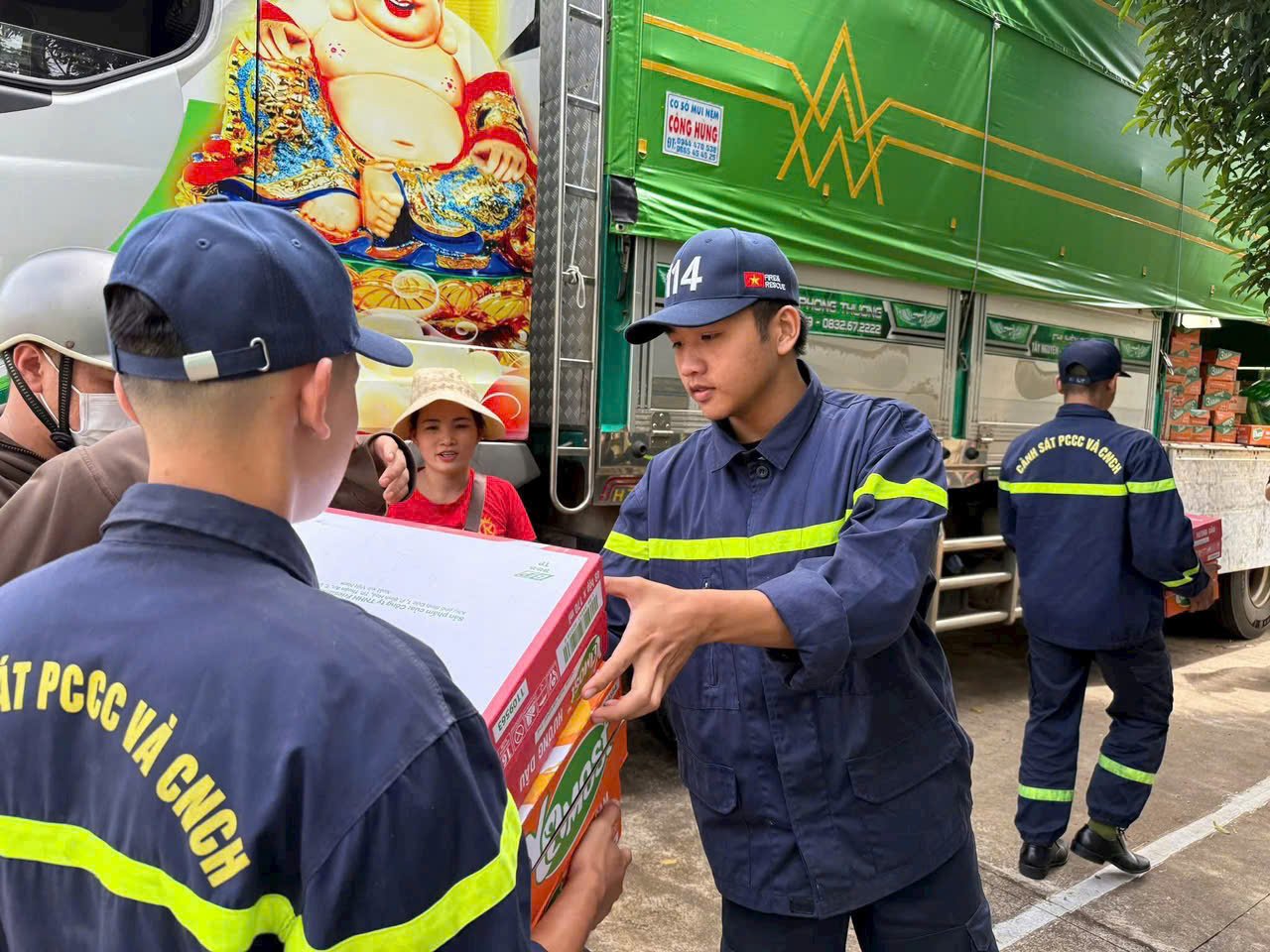 Người dân quyên góp hàng hóa thiết yếu hỗ trợ bà con vùng bão số 3. Ảnh: Tuấn Phúc. Người dân quyên góp hàng hóa thiết yếu hỗ trợ bà con vùng bão số 3. Ảnh: Tuấn Phúc.