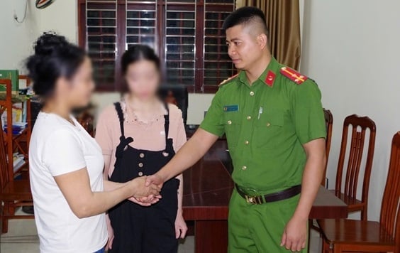 Công an phường Duy Tân giải cứu thành công chị L.T.T (áo đen). Ảnh: Công an tỉnh Ninh Bình. Công an phường Duy Tân giải cứu thành công chị L.T.T (áo đen). Ảnh: Công an tỉnh Ninh Bình.
