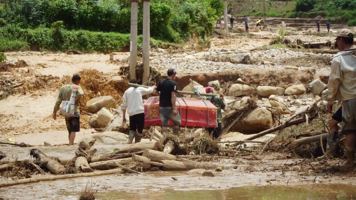 Những chiếc quan tài được vận chuyển vào trong khu vực an táng. Ảnh: Đức Bình. Những chiếc quan tài được vận chuyển vào trong khu vực an táng. Ảnh: Đức Bình.