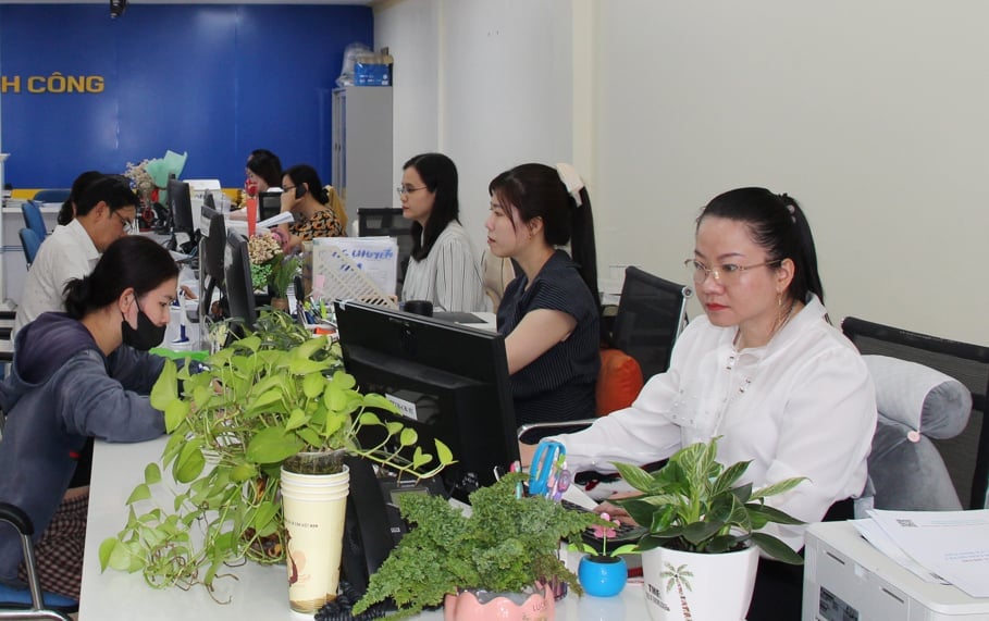 Trung tâm Phục vụ hành chính công tỉnh Vỉnh Long tập trung giải quyết các thủ tục hành chính cho người dân, doanh nghiệp đảm bảo đúng quy trình và thời gian quy định. Ảnh: Lê Hùng.. 
