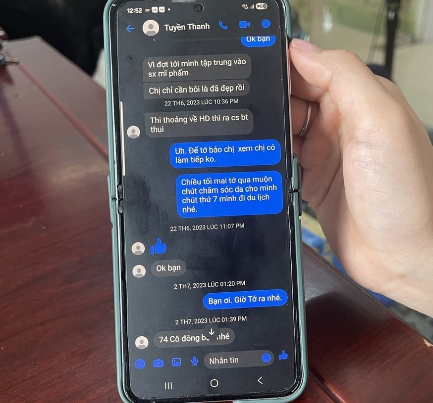 Anh Hùng chồng chị Nguyễn Thị Thuận mới đây đã mở khóa điện thoại của vợ và qua tin nhắn messenger facebook 'hé lộ' vợ mình tiêm ngực ở đâu và đã gặp sự cố như thế nào. Ảnh: Gia đình cung cấp. 
