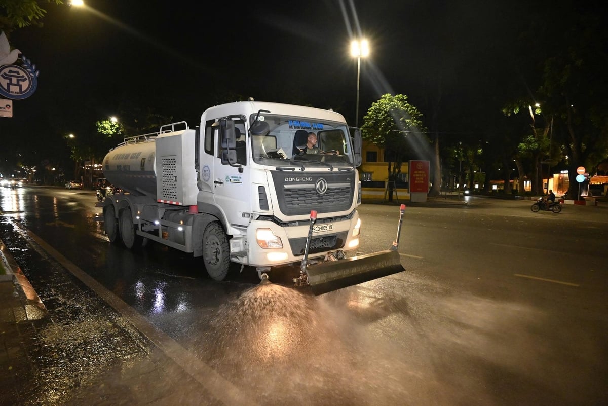 Xe rửa đường hoạt động xuyên đêm. Ảnh: Lưu Phượng. Xe rửa đường hoạt động xuyên đêm. Ảnh: Lưu Phượng.