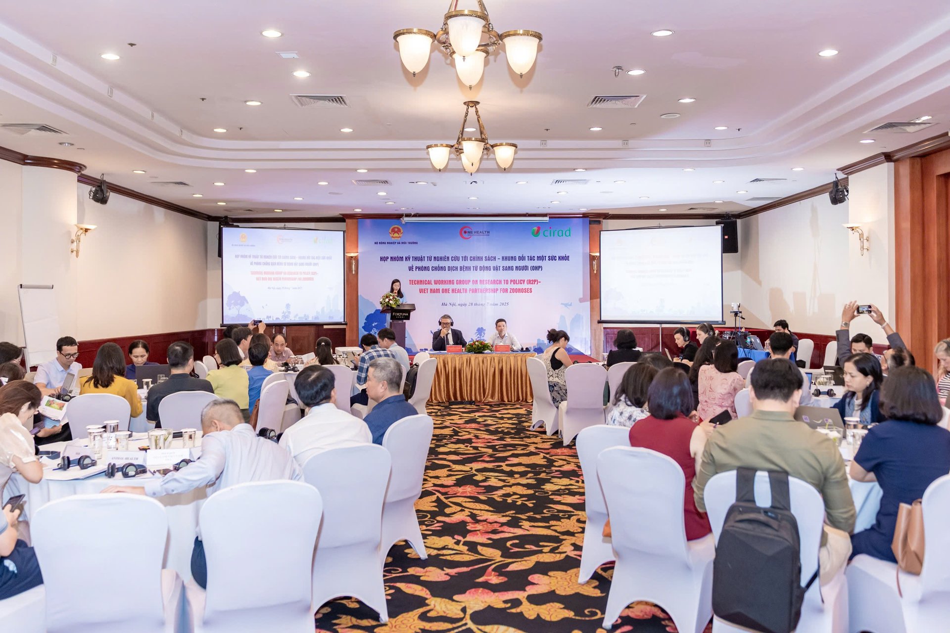 Sáng 28/7, Bộ Nông nghiệp và Môi trường phối hợp cùng Tổ chức CIRAD và các đối tác trong và ngoài nước đã tổ chức cuộc họp khởi động Nhóm công tác R2P. Ảnh: CIRAD. Sáng 28/7, Bộ Nông nghiệp và Môi trường phối hợp cùng Tổ chức CIRAD và các đối tác trong và ngoài nước đã tổ chức cuộc họp khởi động Nhóm công tác R2P. Ảnh: CIRAD.