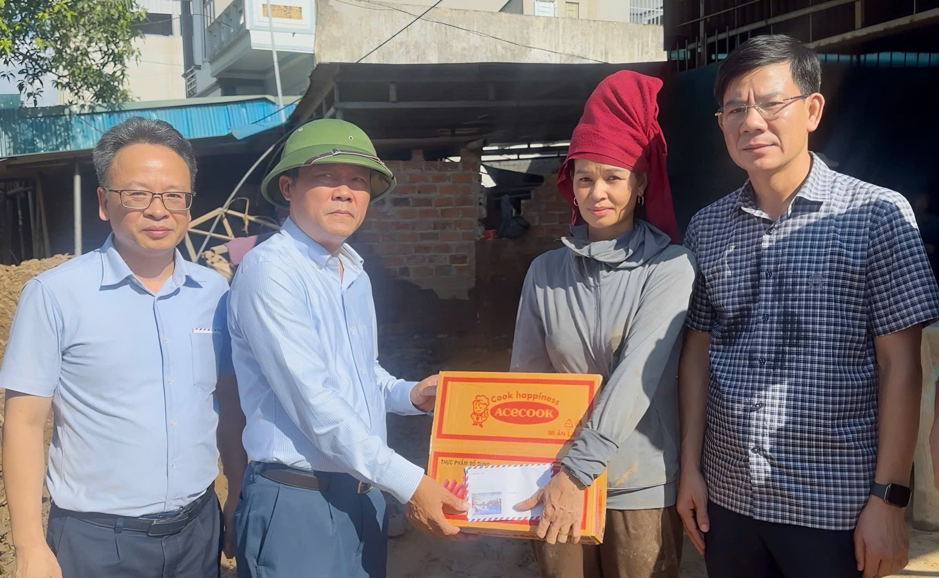 Đoàn công tác thăm hỏi, động viên bà con bị thiệt hại do mưa lũ tại xã Sông Mã. Ảnh: Đức Bình.
