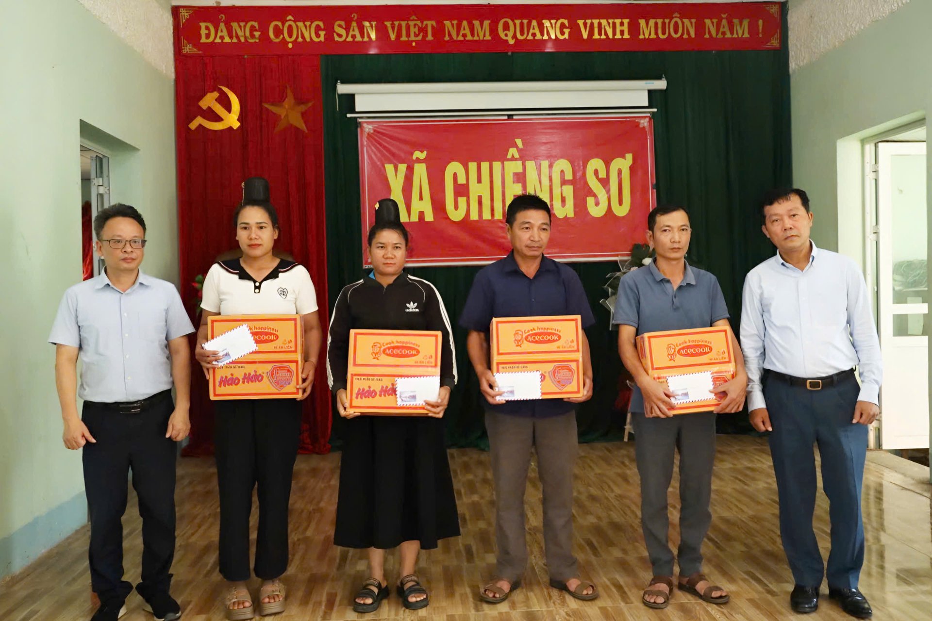 Đoàn công tác Cục Quản lý đê điều và PCTT trao quà hỗ trợ các hộ dân vùng lũ Chiềng Sơ. Ảnh: Đức Bình.