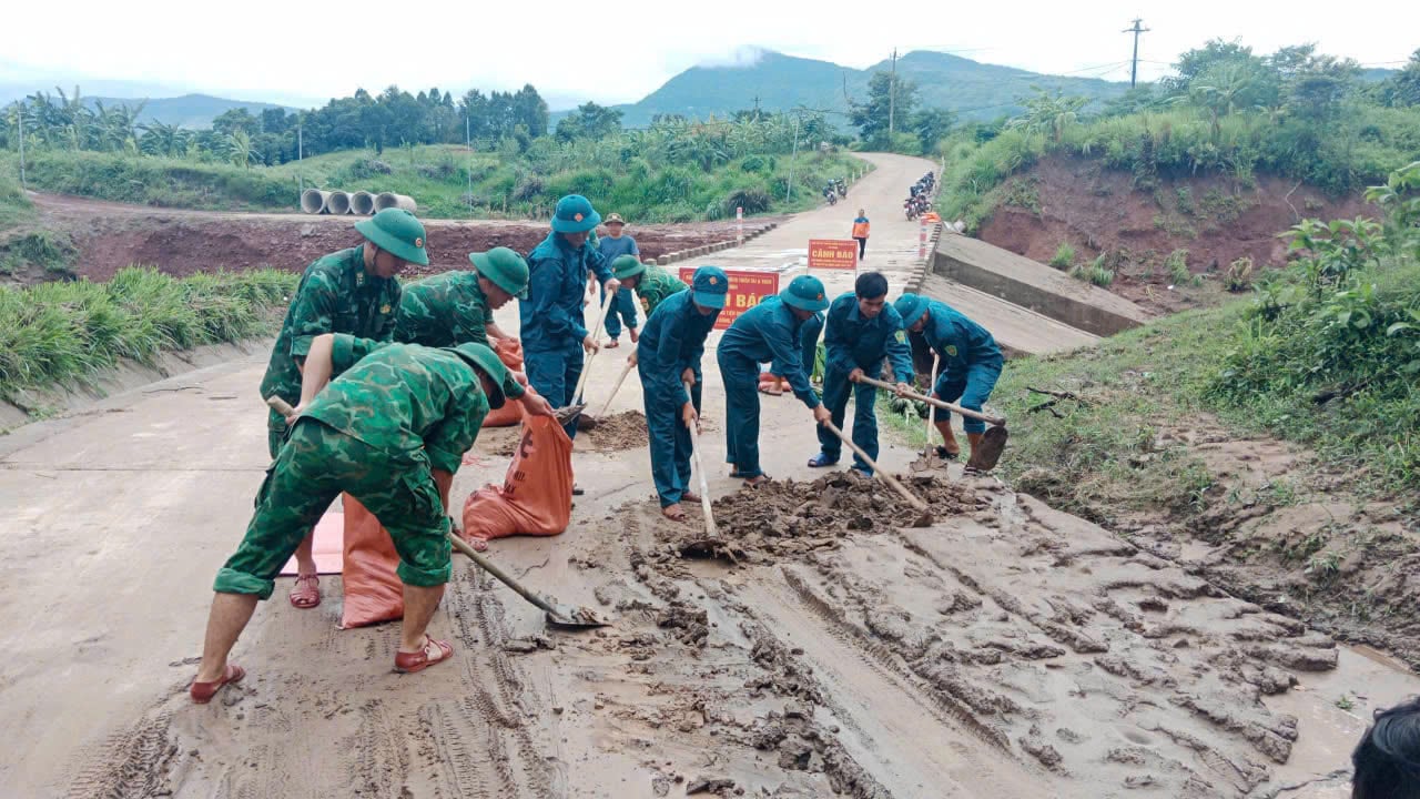 Các cán bộ, chiến sĩ Bộ đội Biên phòng phối hợp cùng dân quân địa phương dọn dẹp bùn đất trên các tuyến đường liên thôn. Ảnh: H. Nam. Các cán bộ, chiến sĩ Bộ đội Biên phòng phối hợp cùng dân quân địa phương dọn dẹp bùn đất trên các tuyến đường liên thôn. Ảnh: H. Nam.