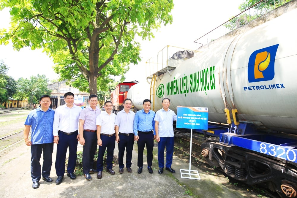 Phó Bí thư Thường trực Đảng ủy Petrolimex Đặng Trần Hiếu (ngoài cùng bên phải) và Phó Tổng Giám đốc Petrolimex Nguyễn Ngọc Tú (thứ hai từ phải sang) chụp ảnh lưu niệm tại cơ sở vật chất cung ứng B5. Ảnh: Petrolimex.